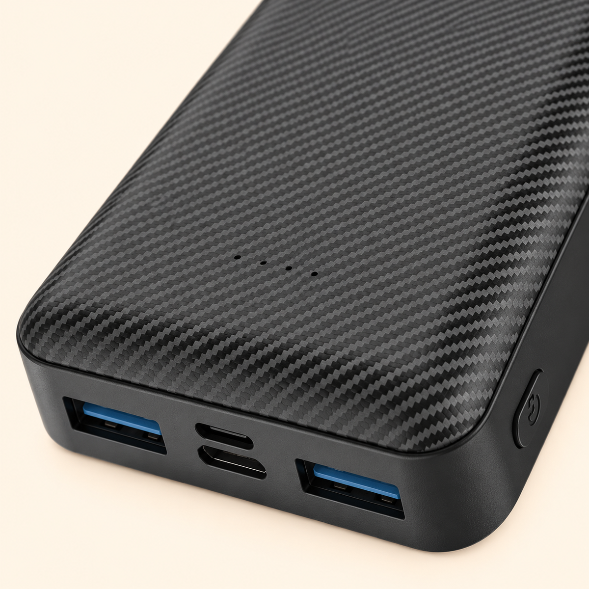 Illustration rapprochée des deux sorties USB-A, des entrées de recharge et du bouton de la batterie.