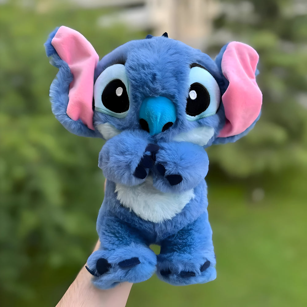 Photo source de la peluche bleue tenue dans une main.