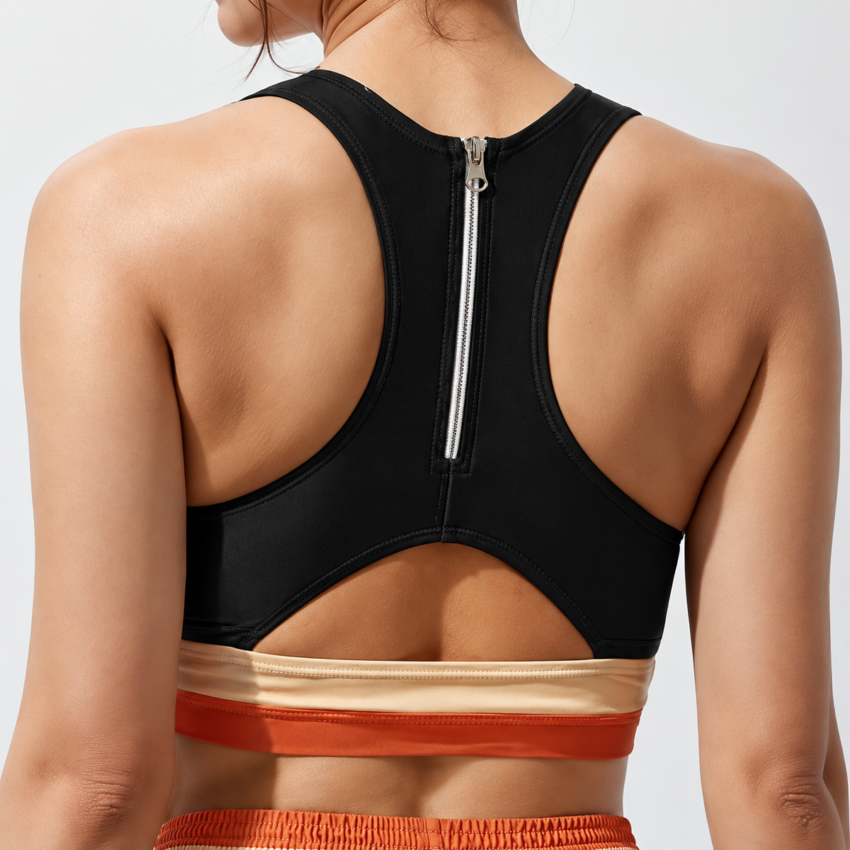 Haut de maillot noir : détail du dos nageur et de la fermeture