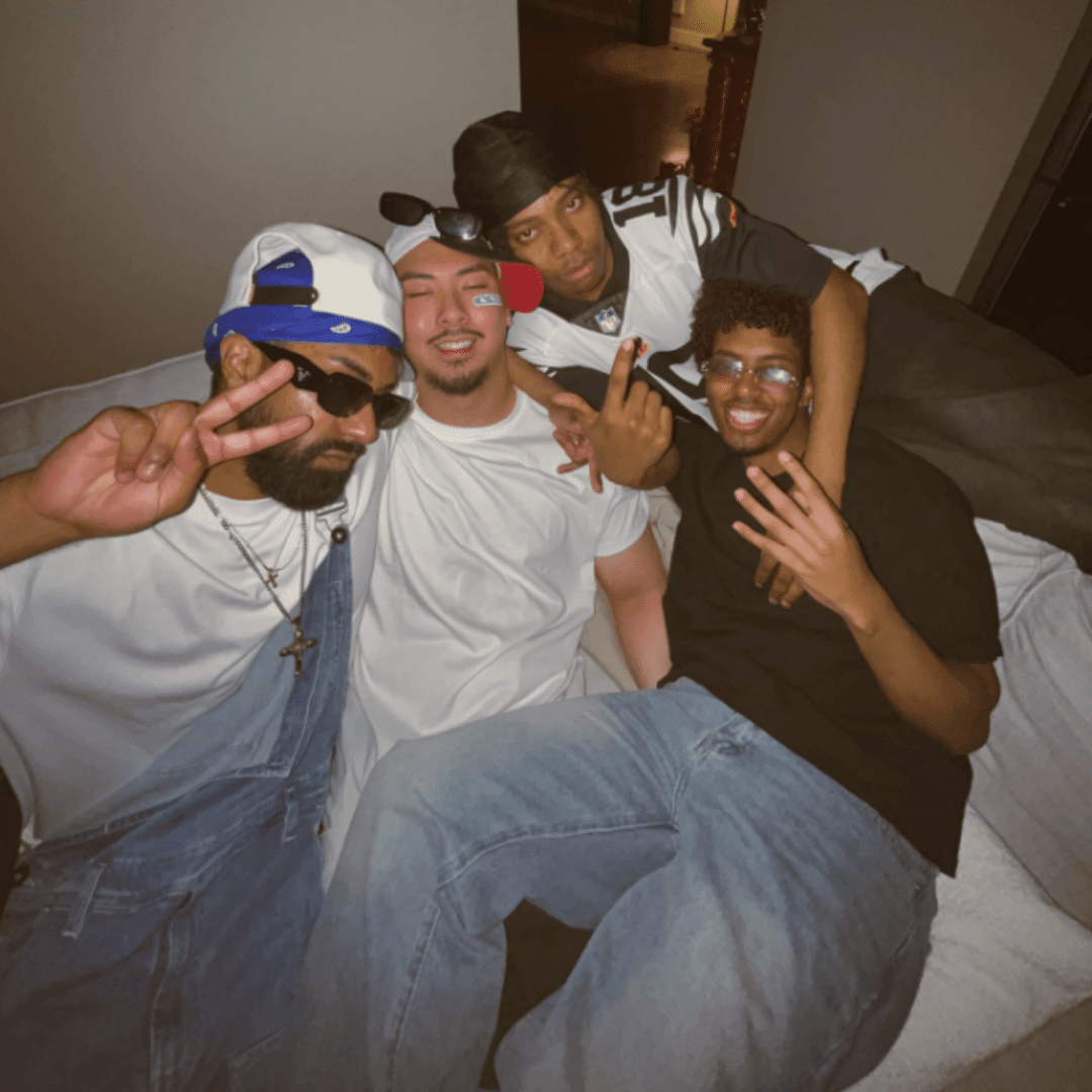Photo d’ambiance rétro : un groupe d’amis en soirée