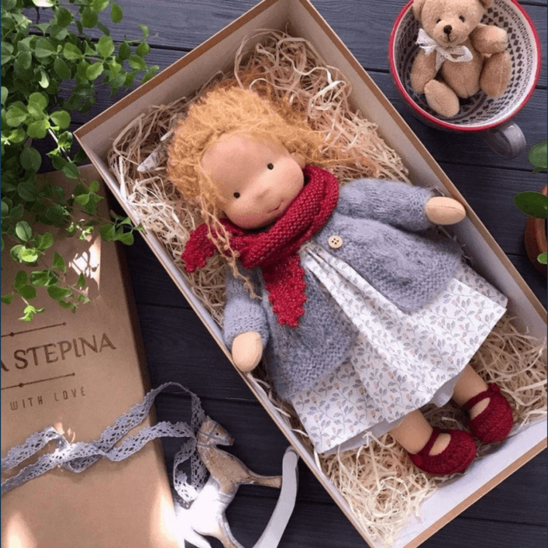 Elora – Poupée Waldorf en coton faite main, jouet créatif