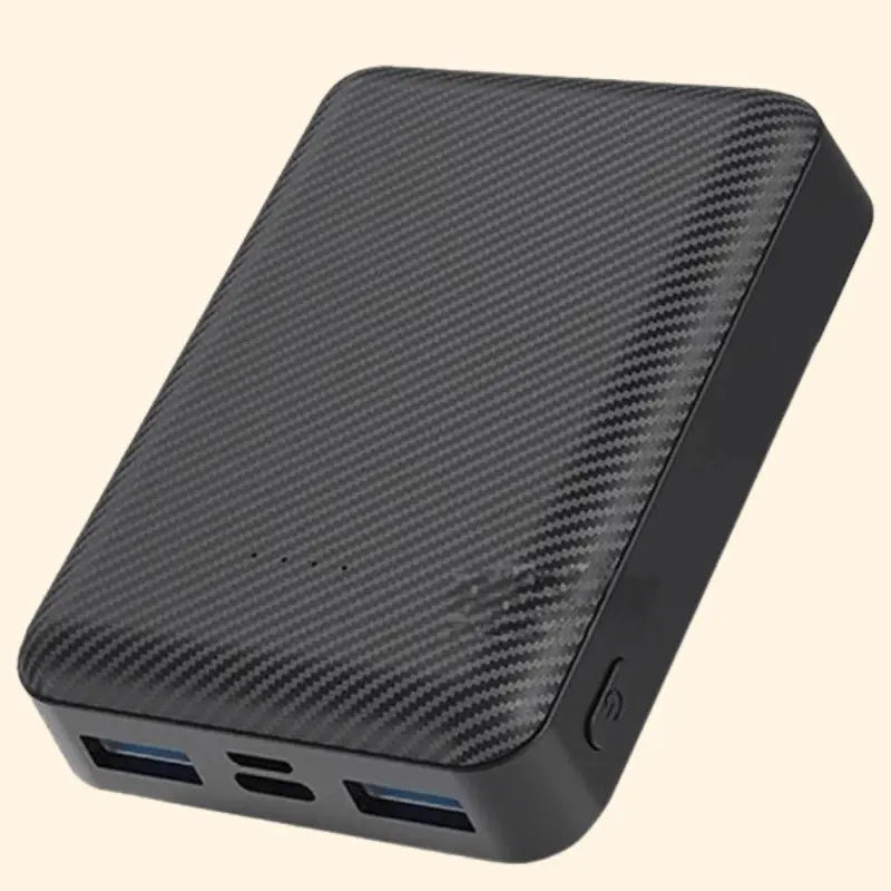 Batterie externe noire : boîtier compact, indicateurs et connecteurs USB.