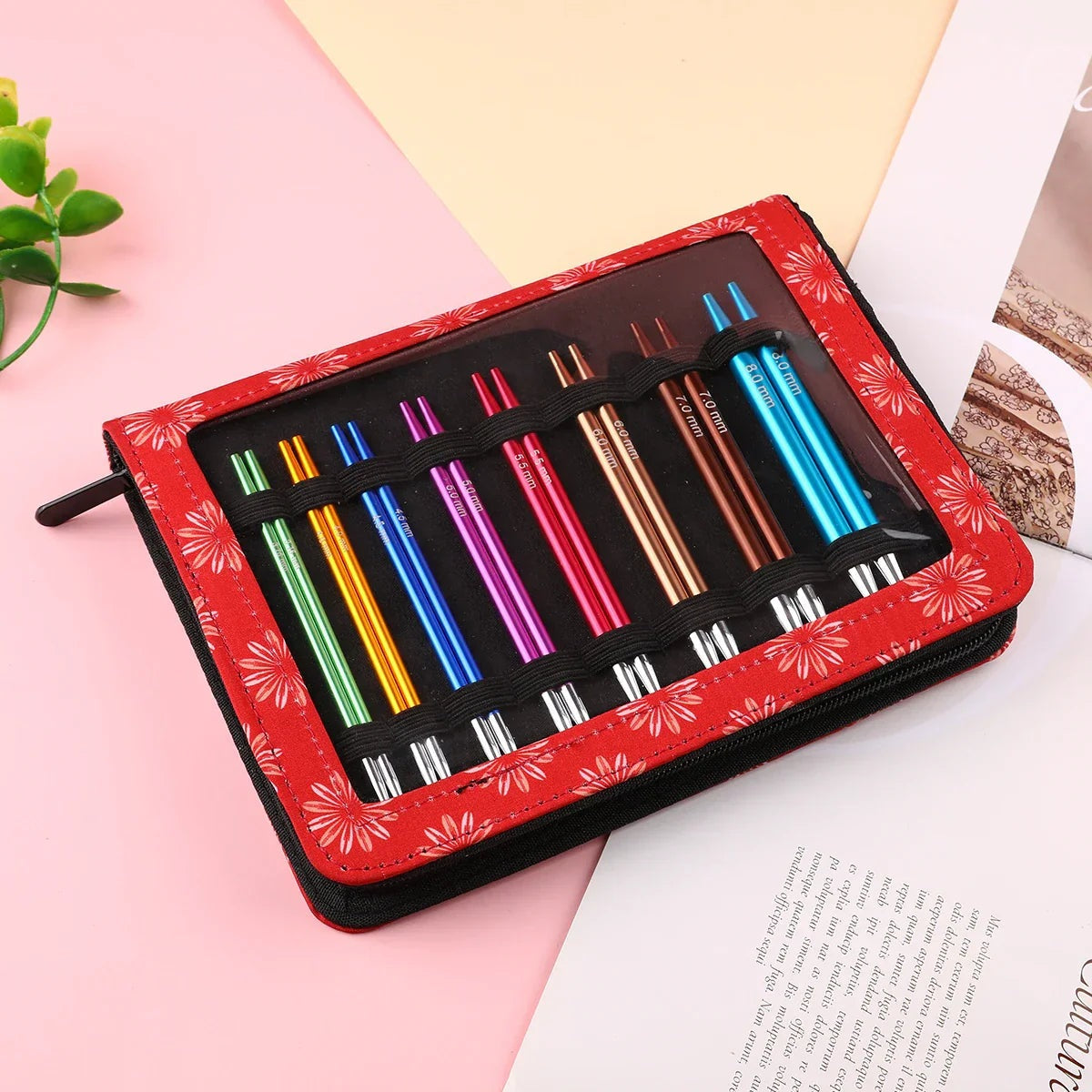 Coffret de pointes multicolores dans sa pochette rouge. Le contenu dépend de la version choisie.