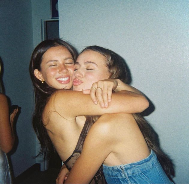 Photo d’ambiance rétro : deux amies enlacées