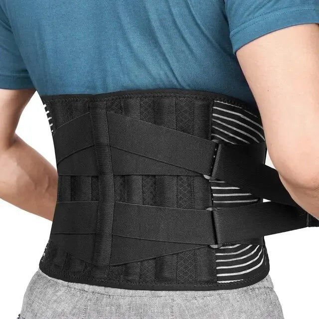 Ceinture lombaire noire portée autour du bas du dos, sangles visibles.