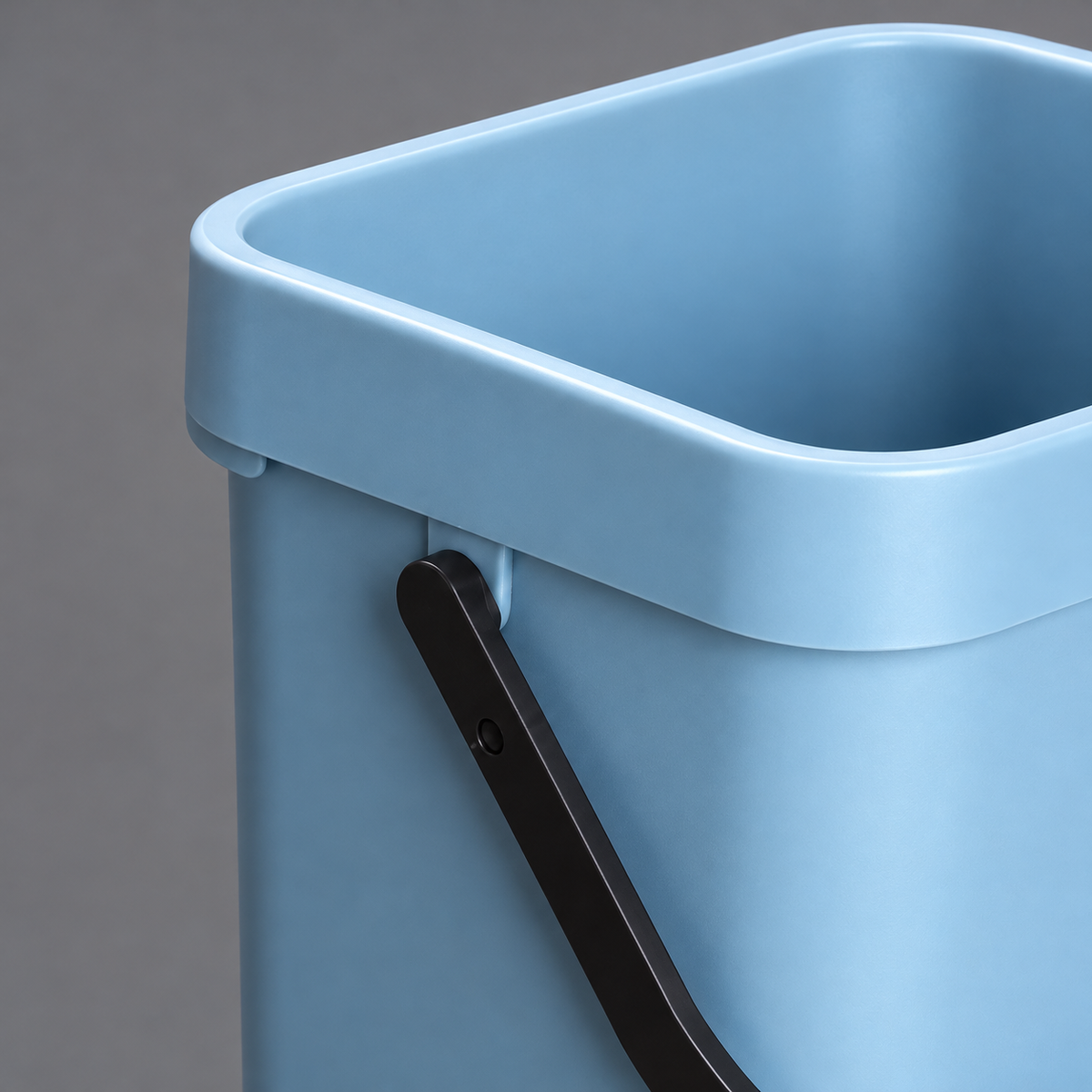 Poubelle bleue : détail de la poignée et du rebord
