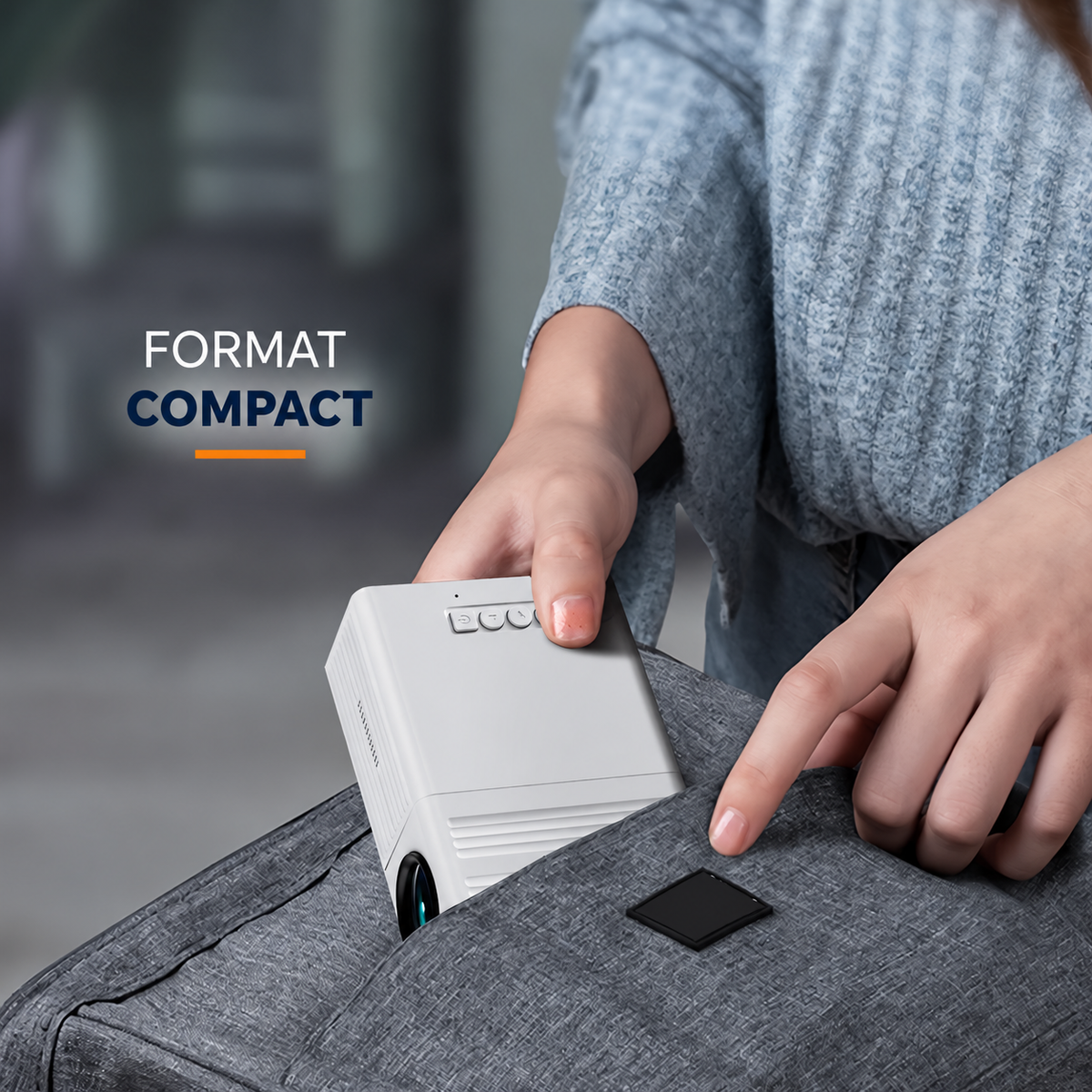 Mini vidéoprojecteur blanc glissé dans un sac pour illustrer son format compact