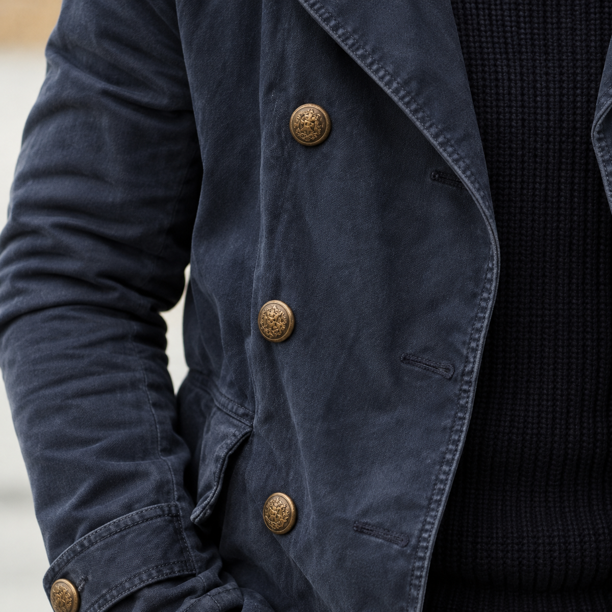 Veste de mi-saison bleue : détail des boutons et des coutures