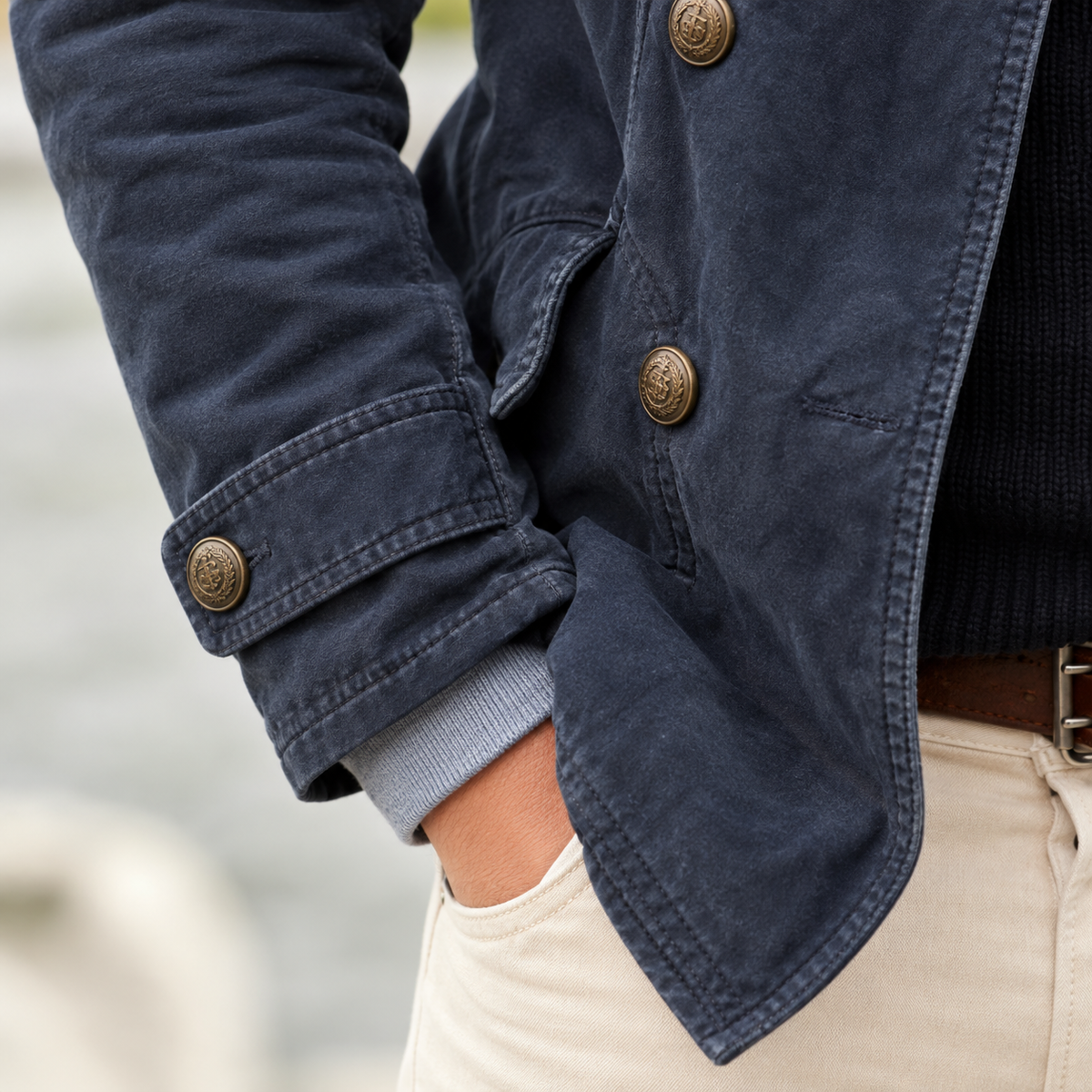 Veste de mi-saison bleue : détail du bas de manche