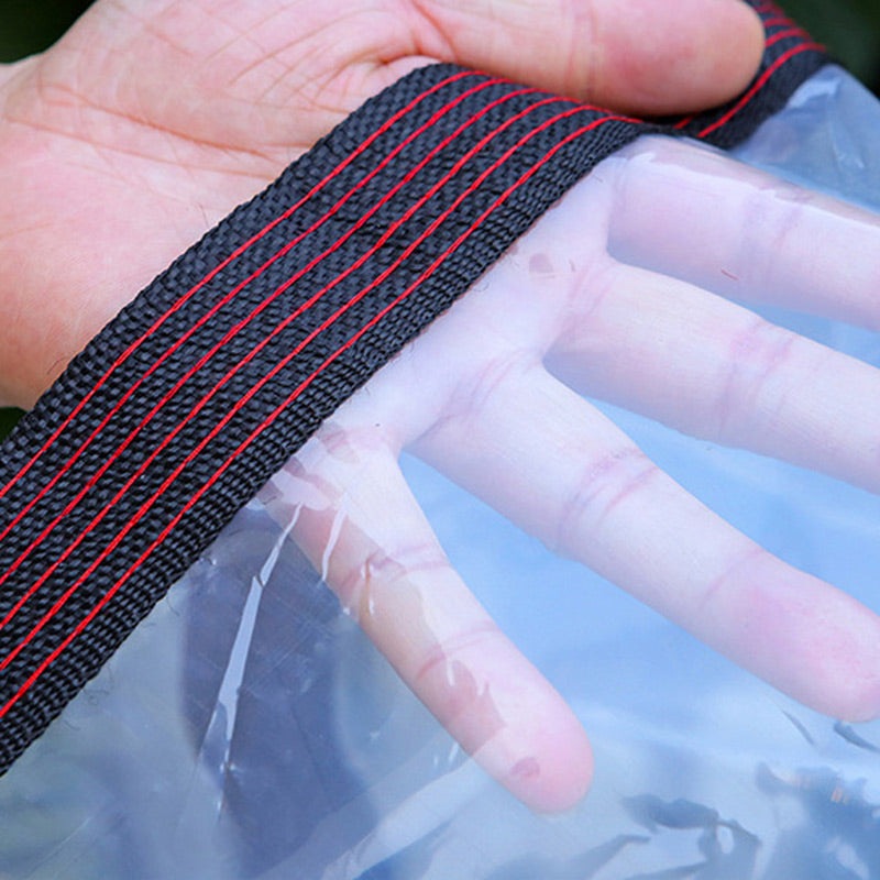 Panneau transparent et bordure sombre de la bâche de protection.
